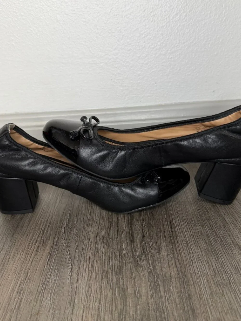 Me Too Women’s Black Leather Cap Toe Block Heel Pumps with Bow Size 7.5